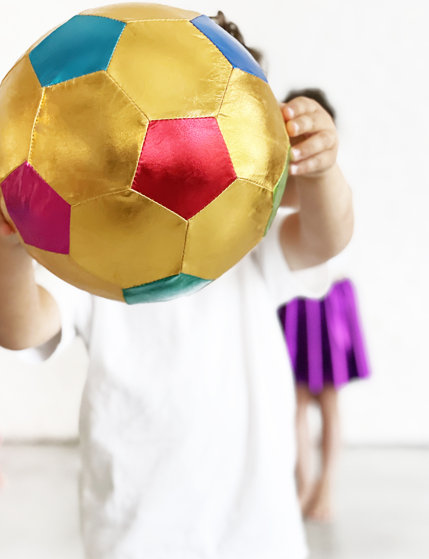 Ballon de football en plastique dégonflé Taille 20,3 cm 1 de 4 couleurs  assorties Doré/blanc/rouge ou bleu