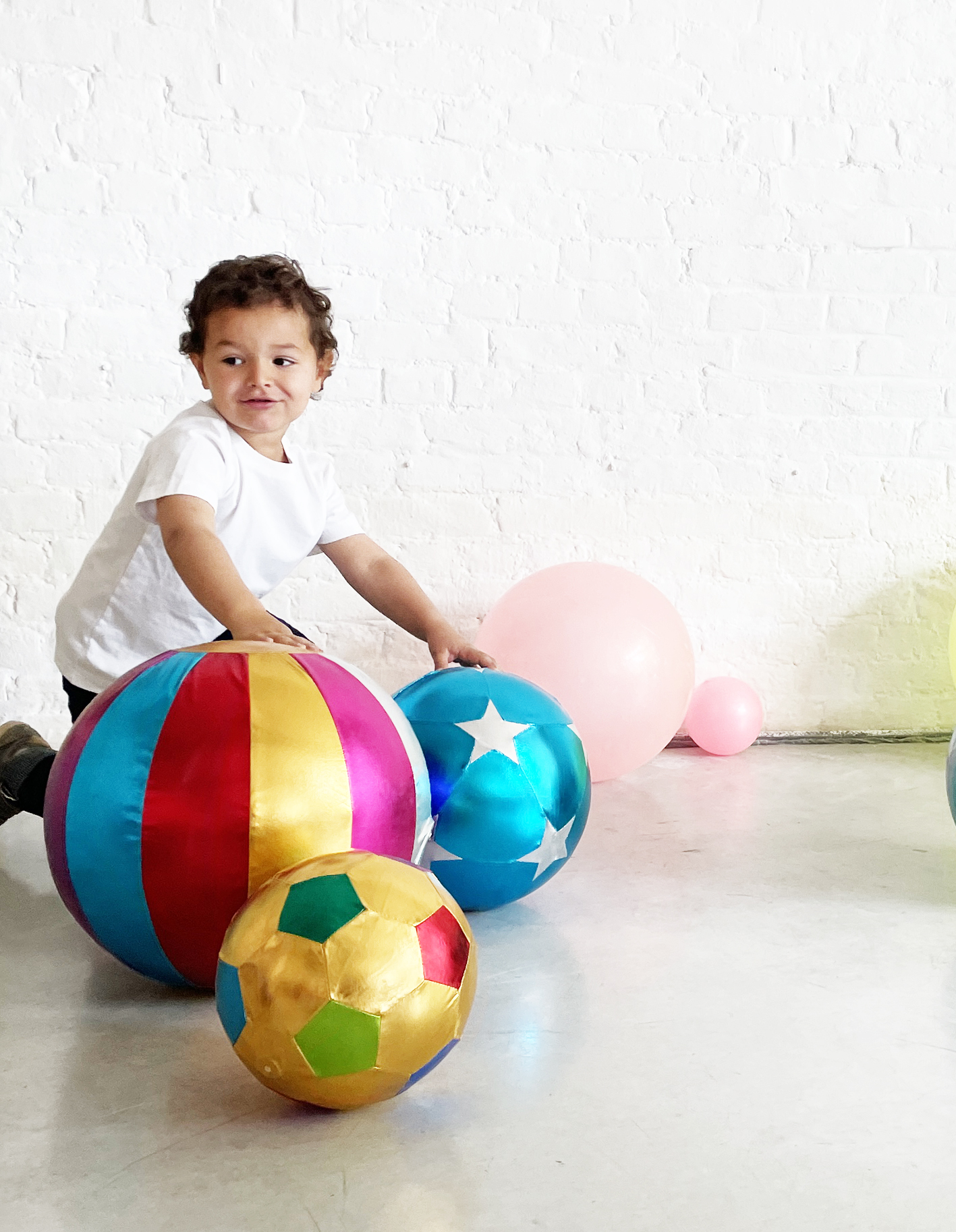 Ballon de football en plastique dégonflé Taille 20,3 cm 1 de 4 couleurs  assorties Doré/blanc/rouge ou bleu