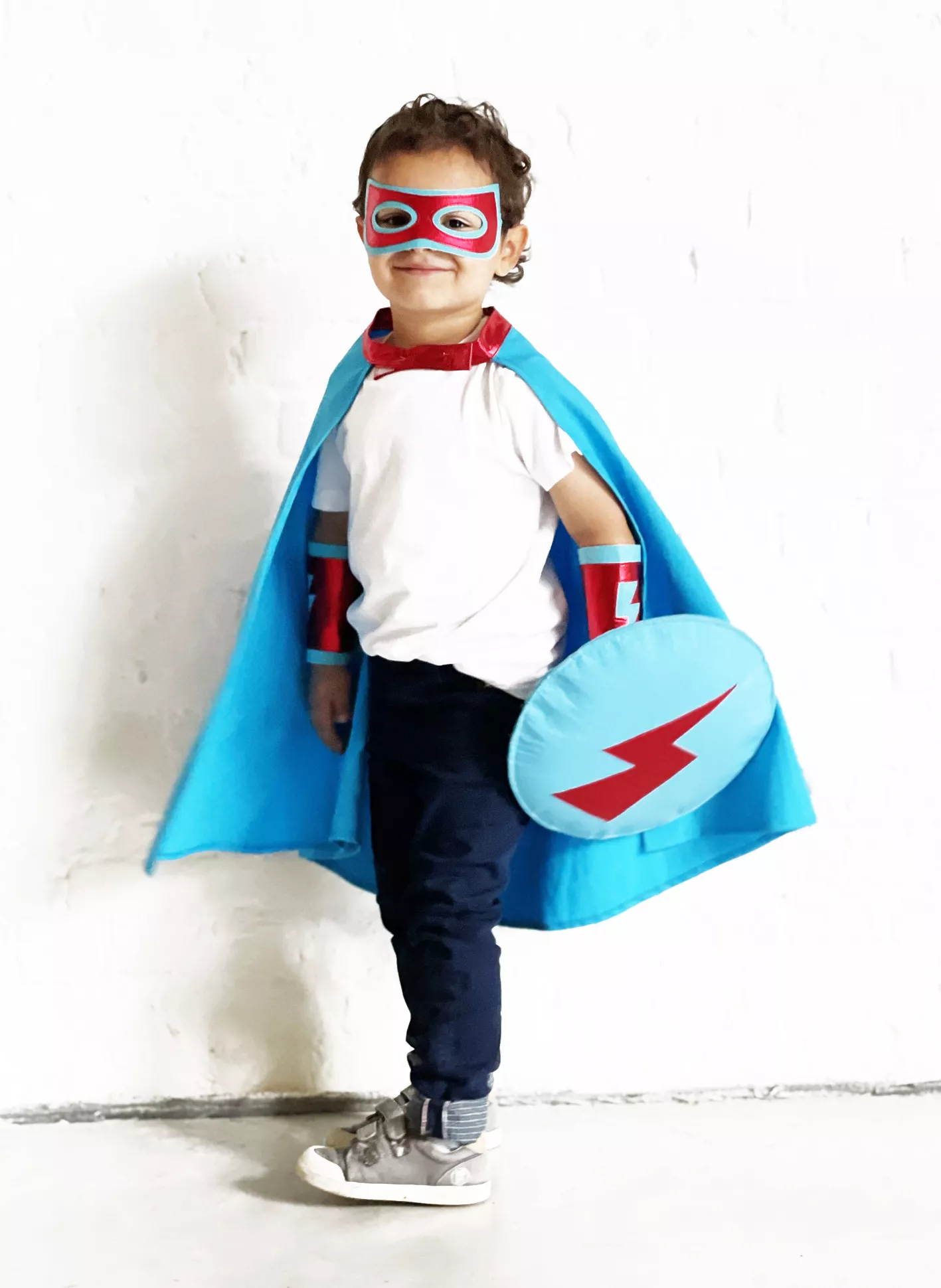 Mascotte de petit garçon habillé en tenue de super-héros dans Mascotte de  super-héros Changement de couleur Pas De Changement Taille L (180-190 Cm)  Bon a tirer Non Avec les vêtements ? (si